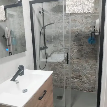 Boho Chic Modern 2bed, 2bath, 5 Mins Calle Loreto منزل للإقامة *